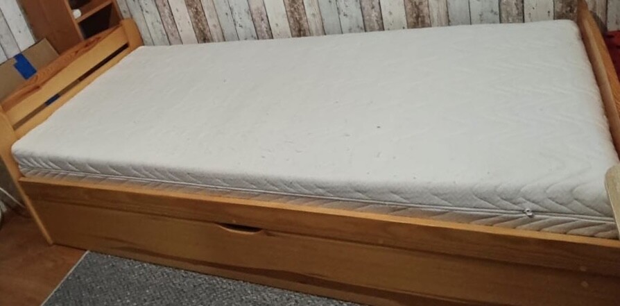 Elbląg Oddam za darmo łóżko sosnowe o wym. 90x200 cm stelaż bez materaca, po jednym dziecku, ze skrzynią na