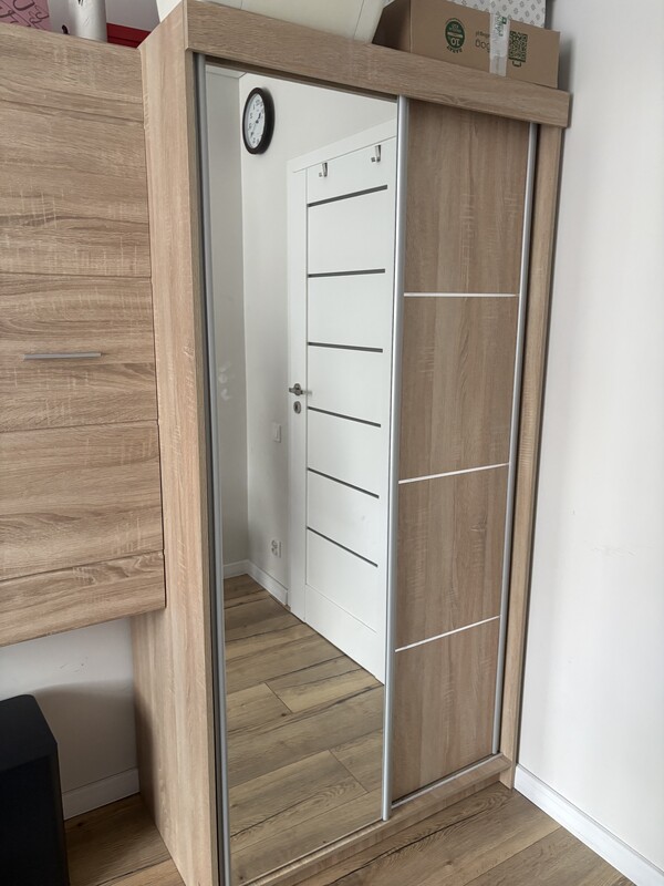 Elbląg Witam,
Na sprzedaż meble w kolorze dąb sonoma.
W skład zestawu wchodzą dwie RTV-ki (jedna osłonięte półeczki