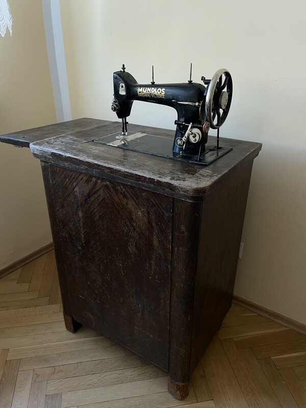 Elbląg Sprzedam szafkową maszynę do szycia Mundlos Oryginal Victoria z lat 1910-1925 z napędem nożnym. Cena do