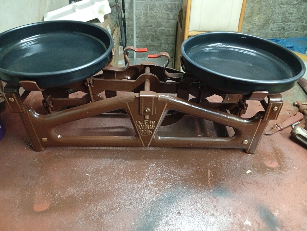 Elbląg OKAZJA!     Sprzedam  2 wagi szalkowe zabytek PRL po całkowitej renowacji sprawna atrakcyjny wygląd szalki