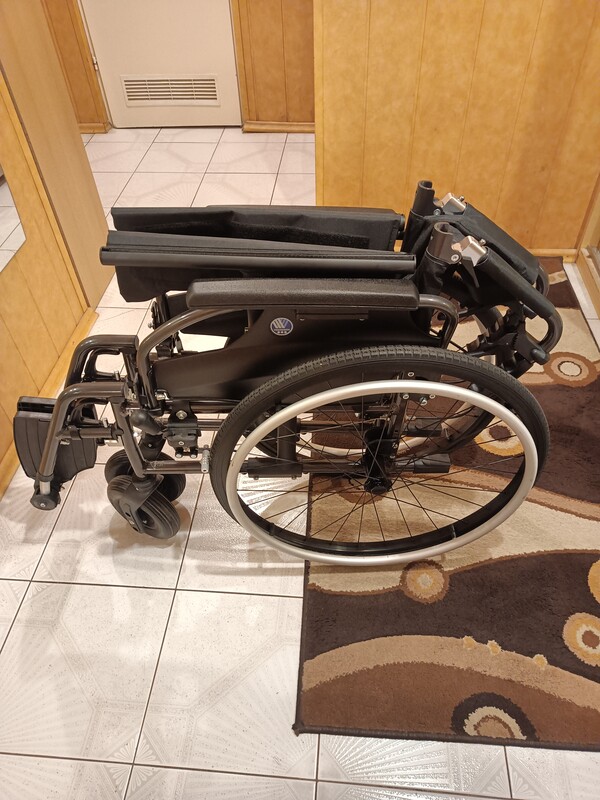 Elbląg Sprzedam lekki, składany wózek inwalidzki nowy nieużywany. Cena 250 zł. Ponadto odstąpię pieluchomajtki Seni