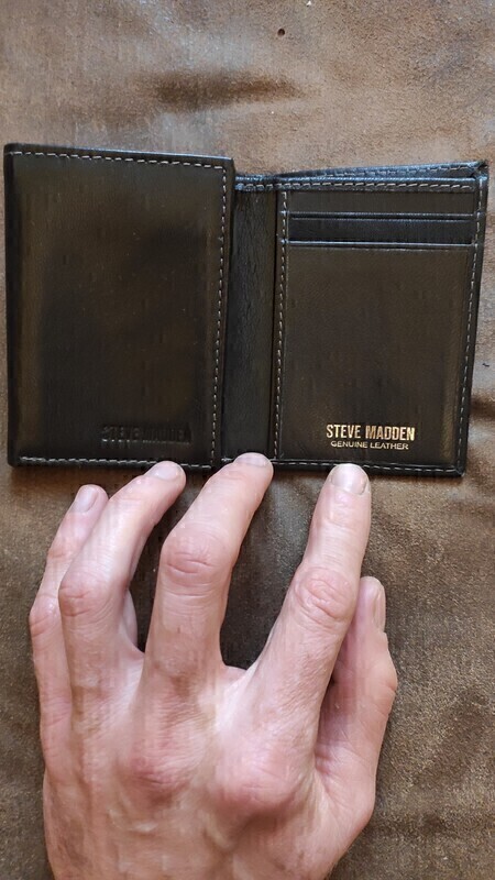 Elbląg Sprzedam portfel marki Steve Madden, wykonany z prawdziwej skóry (Genuine Leather). Portfel jest w stanie bardzo
