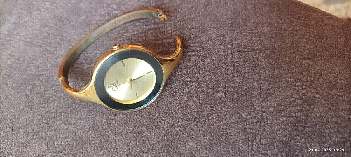 Elbląg Mam do sprzedania damski zegarek, taki jak na foto. Okulary do jazdy nocą z pokrowcem. Oraz ładny budzik. .Cena