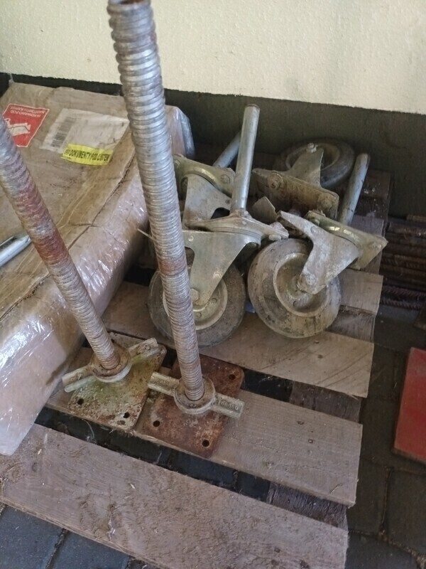 Elbląg SPRZEDAM KOŁA OBROTOWE Z TRZPIENIAMI DO RUSZTOWANIA WARSZAWSKIEGO LUB CHOINKOWEGO 8SZT&nbsp; I STOPY REGULOWANE