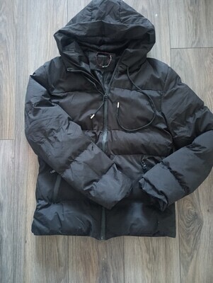 Elbląg Sprzedam czarną kurtkę zimową damska. Stan bardzo dobry. Rozmiar z metki L polecam na M.
Długość 64cm
Od pachy