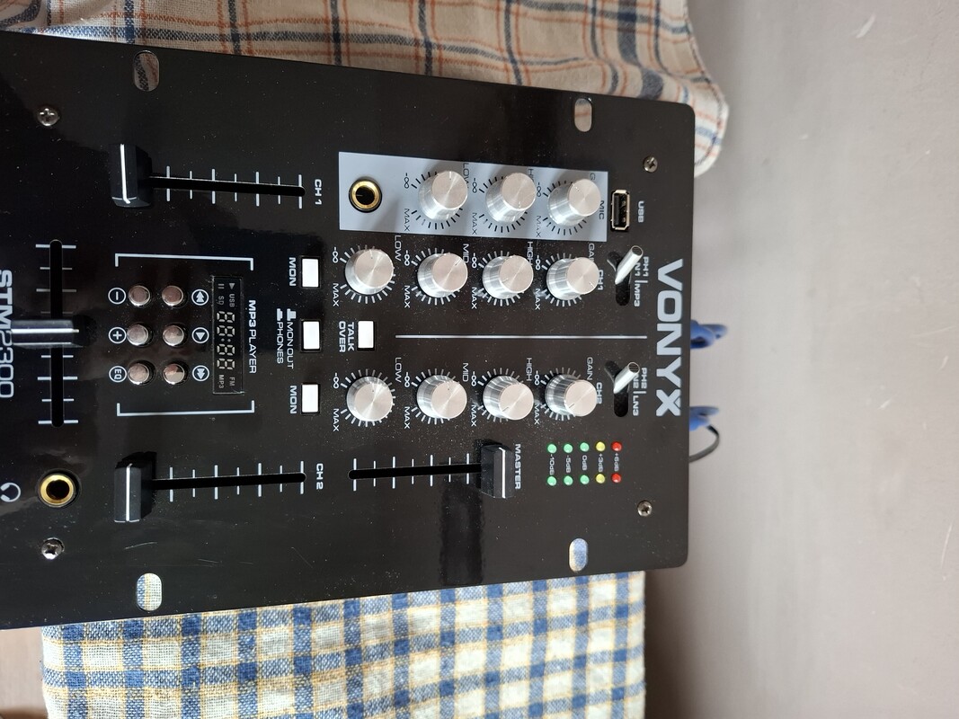 Elbląg Sprzedam mikser dla dj. Mało używany w bardzo dobrym stanie. Vonyx cdj 500