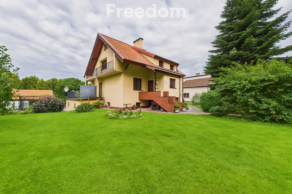 Elbląg FREEDOM NIERUCHOMOŚCISprzedam dom - Frombork, Elbląska. LokalizacjaDom usytuowany jest w cichej, spokojnej