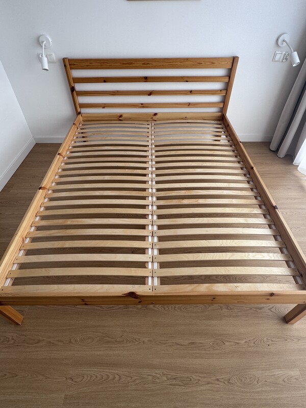 Elbląg Sprzedam używaną ramę łóżka JYSK ze szczebelkami. 
Rozmiar: 160x200.
Materiał: drewno sosnowe, lakierowane.