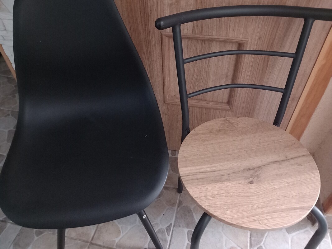 Elbląg Sprzedam krzesła czarne 2 szt cena za szt 40 z i krzesła brązowe 2 szt cena za szt 30z