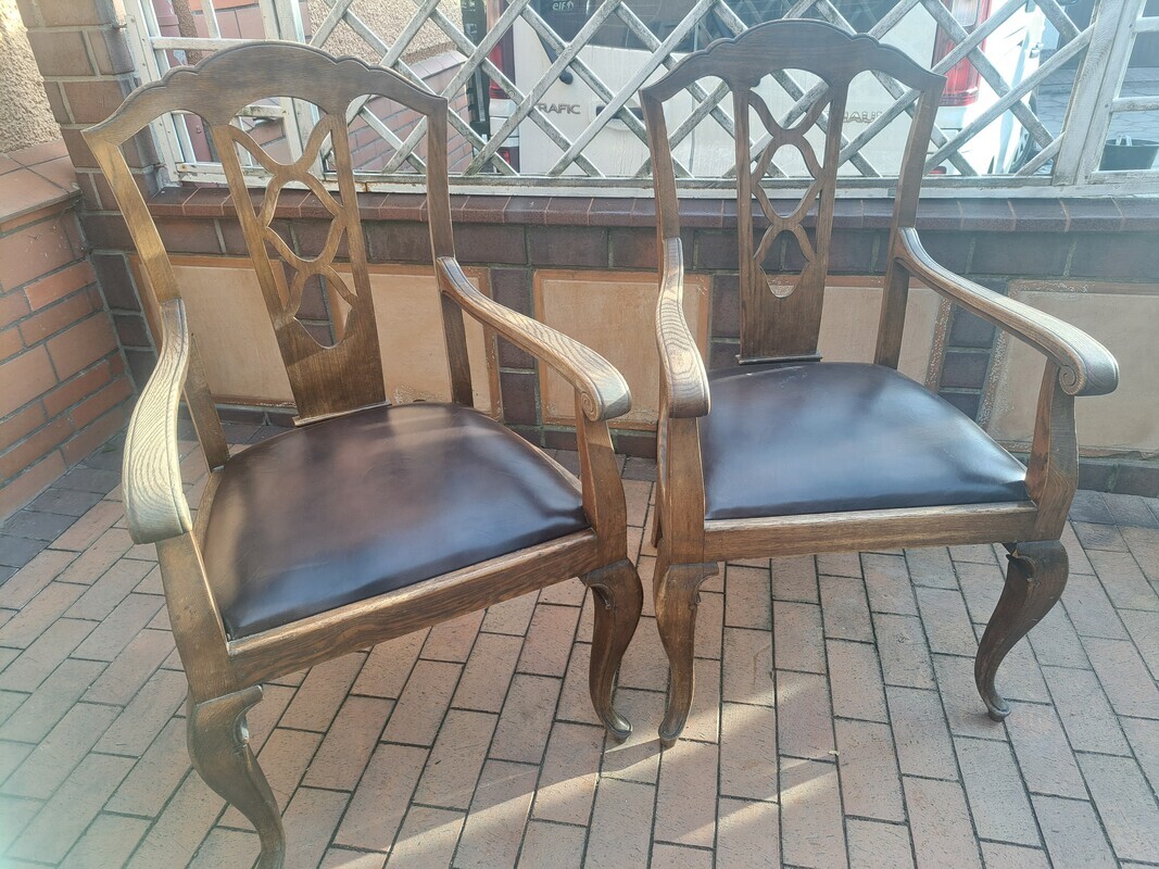 Elbląg Sprzedam dwa wyjątkowe fotele antyki, lite drewno, skóra na siedzisku. Stan foteli idealny. Cena jednego fotela