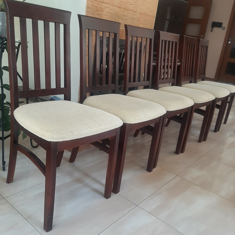 Elbląg Sprzedam stół drewniany rozkładany wraz z 6 krzesłami widocznymi na zdjęciach. 
Wymiary stołu:
długość: 150 cm