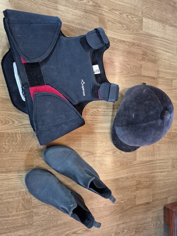 Elbląg Akcesoria dla dziecka ok. 9 lat do jazdy konnej. 
Sprzedam zestaw do jazdy konnej, uzywany stan dobry:
-