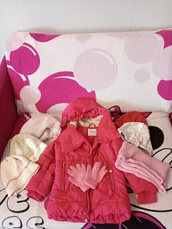 Elbląg SPRZEDAM KURTECZKĘ OCIEPLANĄ NA POLARKU DLA DZIEWCZYNKI ROZMIAR 92(ALE PASUJE NA 104). CZAPECZKI, KOMIN,