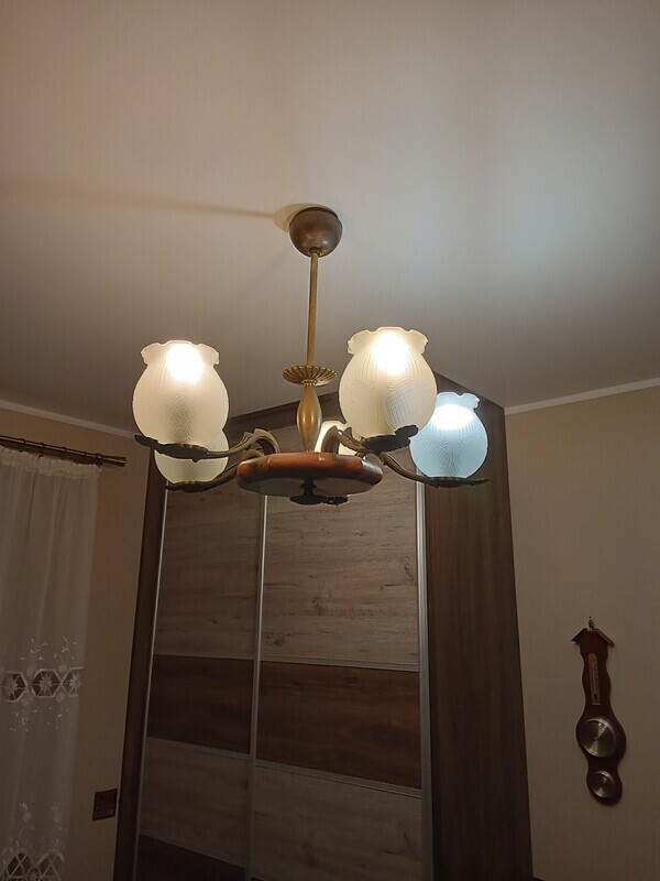 Elbląg Sprzedam przedwojenny żyrandol z kloszami jak na zdjęciu. Żyrandol w bardzo dobrym stanie-pokoleniowy.