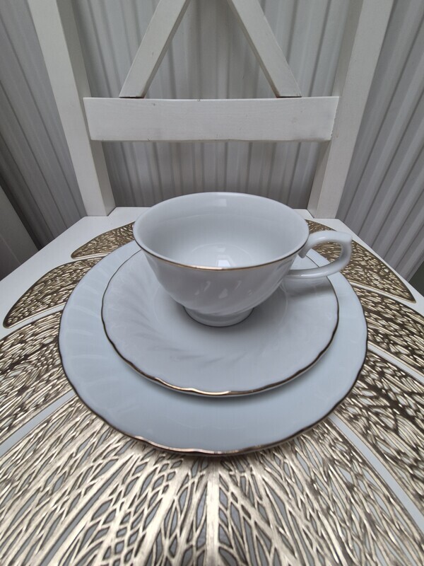 Elbląg Sprzedam komplet 4 szt filizanka spodek talerzyk deserowy.