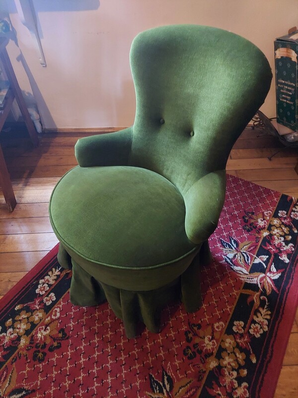 Elbląg Kwietnik retro
Krzesla
Szafka retro oszklona
Fotel unikalny
Lustro z OKIENNICAMI
Stolik