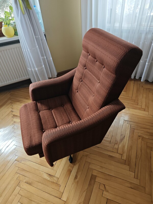 Elbląg Sprzedam dwa fotele obrotowe Vintage. Fotele w bardzo dobrym stanie. Cena 49 zł za sztukę. Odbiór we własnym