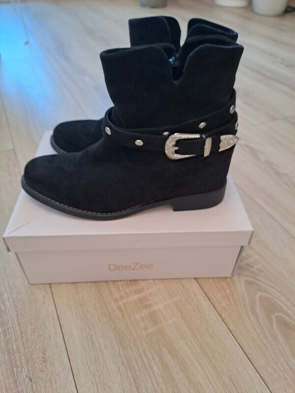 Elbląg Sprzedam buty widoczne na zdjęciu DeeZee stan b. dobry rozm. 41 Cena 50 zł.