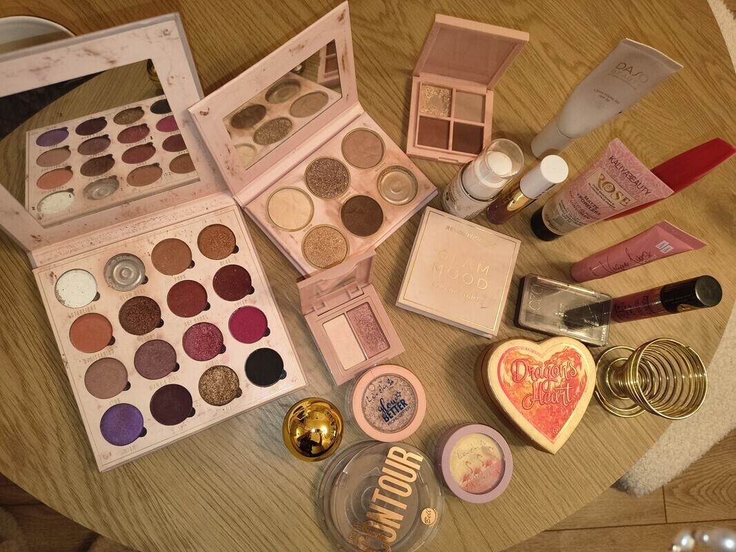 Elbląg Witam. Post grzecznościowy. Spora ilość Kosmetykow Kosmetyki kolorowych, używane lecz mało całość 40 zł