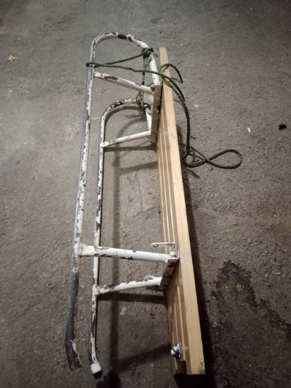 Elbląg Sprzedam sanki drewniane z czasów PRL. Stan widoczny na zdjęciach. Długość całkowita 86 cm, szerokość około 25