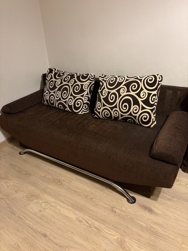 Elbląg Sprzedam wersalkę (sofa) z dwoma fotelami.
Wymiary wersalki po rozłożeniu: 1400x1900
Cena 300zl.