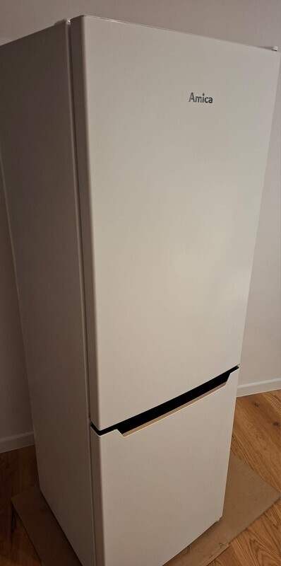 Elbląg Sprzedam lodówkę AMICA FK200.4 zakupioną w 2023 r. Wymiary: wys.144,sz.47,gł.49 cm. kolor biały. Zamrażarka z