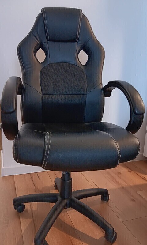 Elbląg Fotel biurowy, obrotowy, czarny w bardzo dobrym stanie. Wys. 122 cm, szer 61 cm. Odbior wlasny.