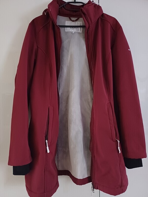 Elbląg Kurtka softshell rozmiar 42,kolor bordowy w środku przyjemny miś, zamek dwustronny góra dół. Kurtka bardzo