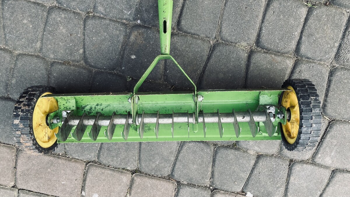 Elbląg Wertykulator lub aerator trawnika marki Wolf-Garten
Urządzenie służy do napowietrzania i spulchniania gleby, co