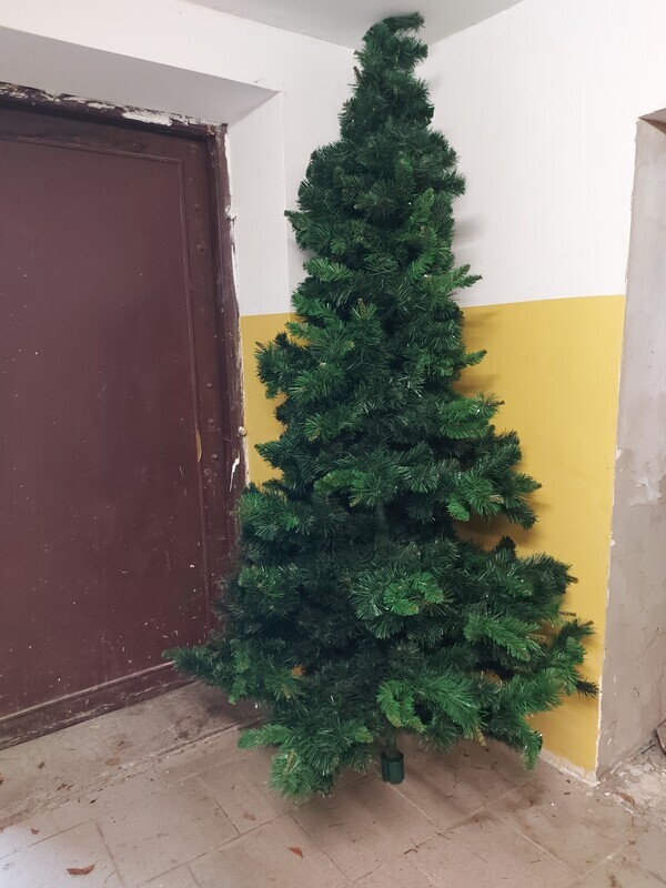 Elbląg Choinkę z tworzywa sztucznego wys. ok 2,4 m, gęsta, składana z trzech elementów ( co ułatwia przechowywanie ),