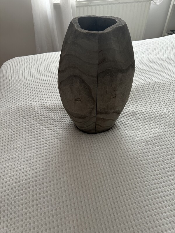 Elbląg Nowy wazon drewniany w kolorze szarym.