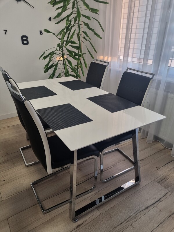 Elbląg Praktyczny stół jadalniany w dobrym stanie. Wymiary 80x160 rozkłada sie do 200 cm.