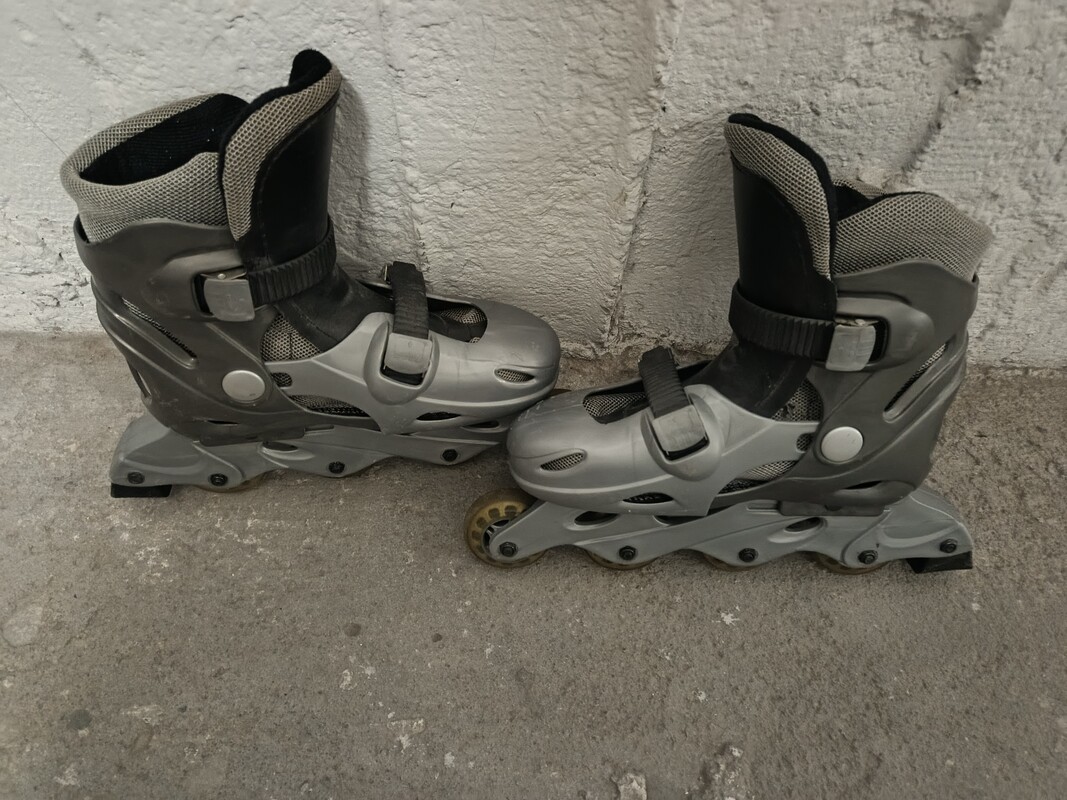 Elbląg Sprzedam rolki w rozmiarze 39 do 42 w dobrym stanie.
Kontakt tylko telefoniczny. Nie odpowiadam na żadne