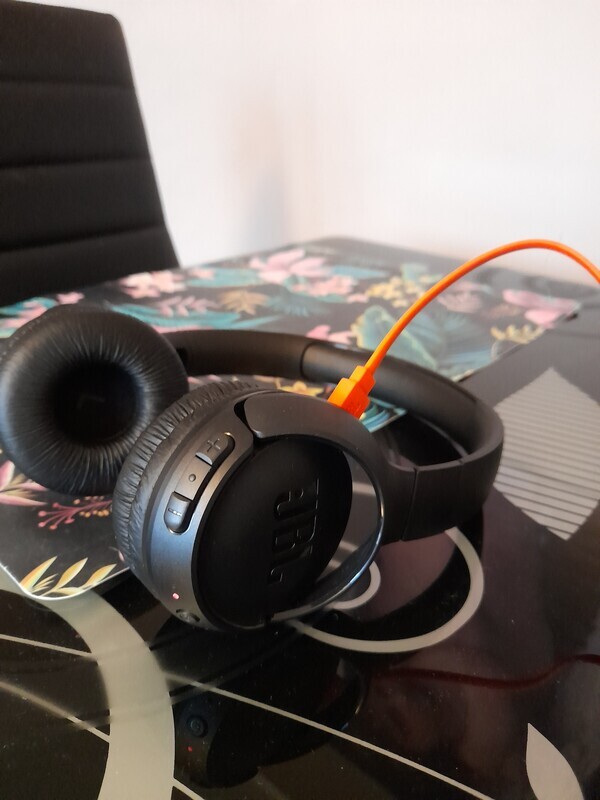 Elbląg Sprzedam w zasadzie Nowe BO po prostu wyjęte z kart. Słuchawki nauszne JBL TUNE 570BT - czarne. 
Czyściutkie,