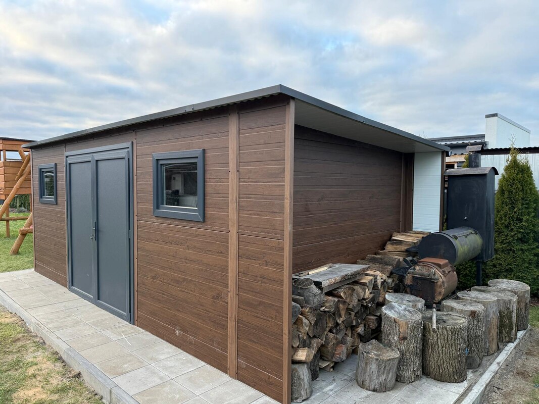 Elbląg Szerokość
5,50m
Długość
3,00m
Wysokość
215/200
Typ dachu
spad do tyłu
Poszycie dachu
kolor Orzech, blacha