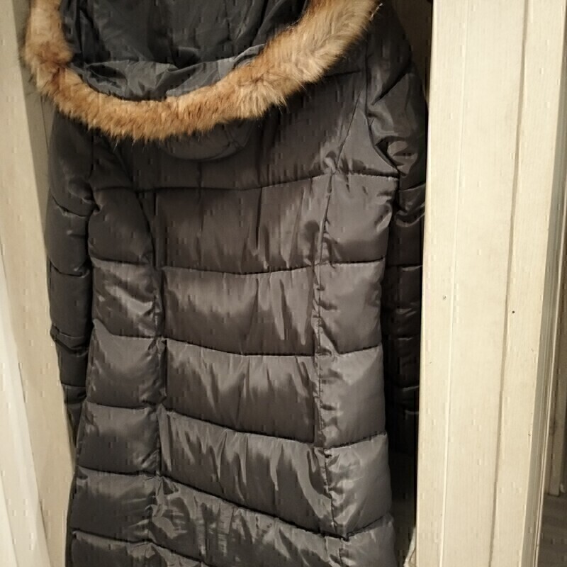 Elbląg Sprzedam zimową kurtkę rozmiar XXL koloru khaki.
Jest to rozmiar 44,dłuższa, ocieplana, kaptur odpinany, stan