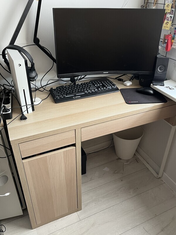 Elbląg Sprzedam biurko IKEA MICKE w kolorze imitacja dębu. Biurko jest stabilne i w pełni sprawne.
Posiada ślady