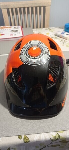 Elbląg SPRZEDAM 
DWA KASKI NA  ŁYŻWY, ROWER, HULAJNOGĘ, ROLKI. 
STAN BARDZO DOBRY. 
CENA 30 ZŁ ZA SZTUKĘ.