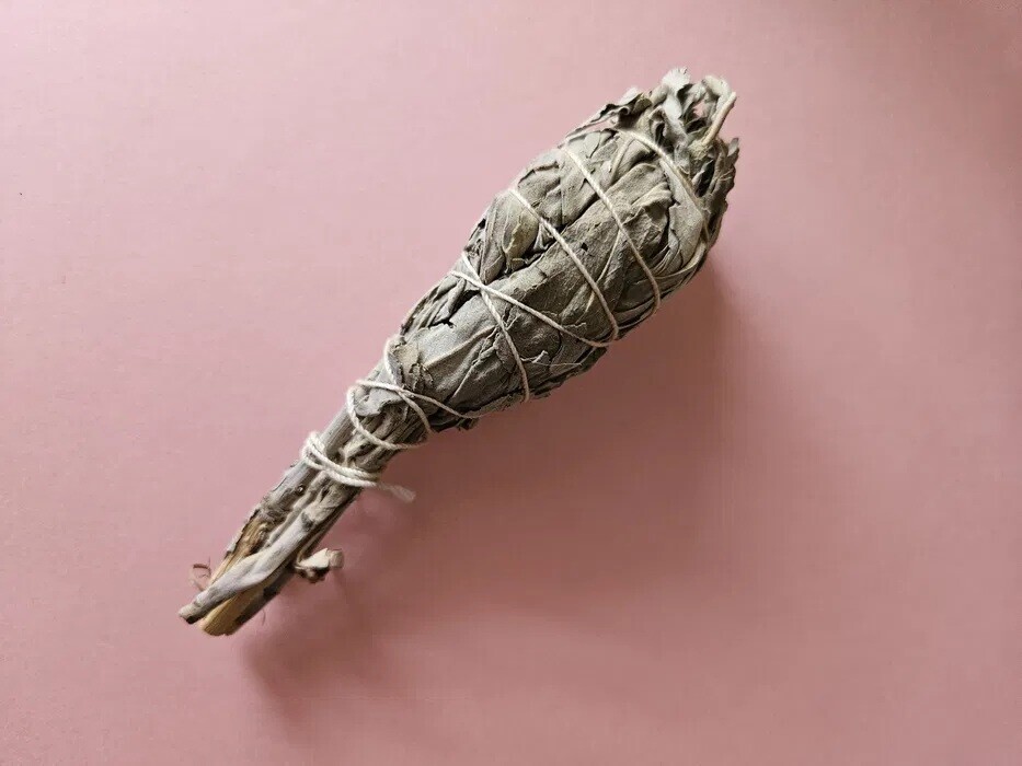 Elbląg Biała szałwia posiada piękny i mistyczny zapach, który sprzyja skupieniu i koncentracji, sprawdza się również