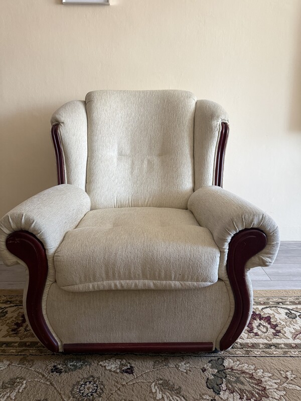 Elbląg Sprzedam fotel ecru zakupiony w Soniku. Bez plam i uszkodzeń, wygodny. Do lekkiego odświeżenia.