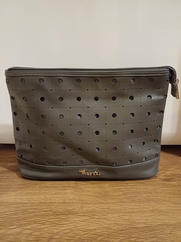 Elbląg NOWA kosmetyczka MANÓU, w środku kieszonka na zamek oraz dwie przegródki.