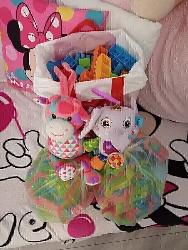 Elbląg SPRZEDAM ZESTAW ZABAWEK(KLOCKI I TORY DLA SAMOCHODZIKÓW). MASKOTKI W TYM JEDNA GRAJĄCA ODDAM GRATIS. ODBIÓR