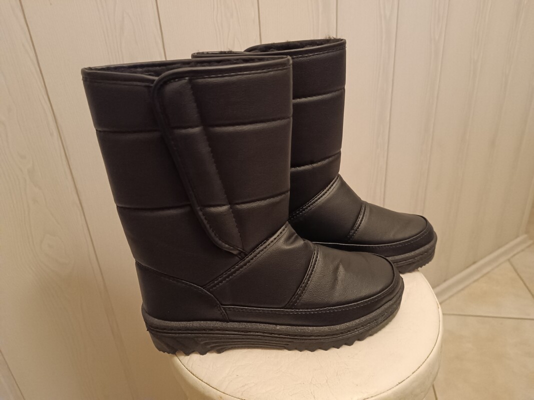 Elbląg Sprzedam nowe zimowe kozaki damskie w kolorze czarnym, w rozmiarze 37 /długość wkładki 23,7 cm/. Kozaki bardzo