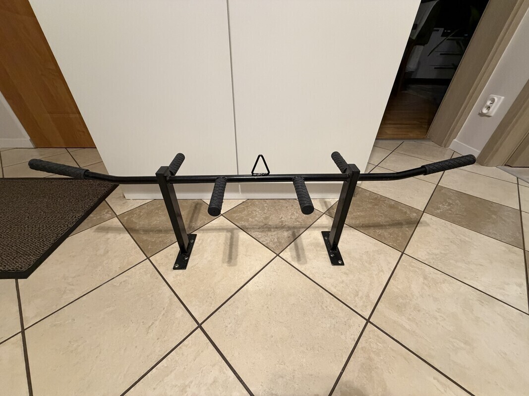 Elbląg Sprzedam drążek do podciągania montowany do sufitu. Szerokość całkowita ok.110 cm, rozstaw wewnętrznych rączek