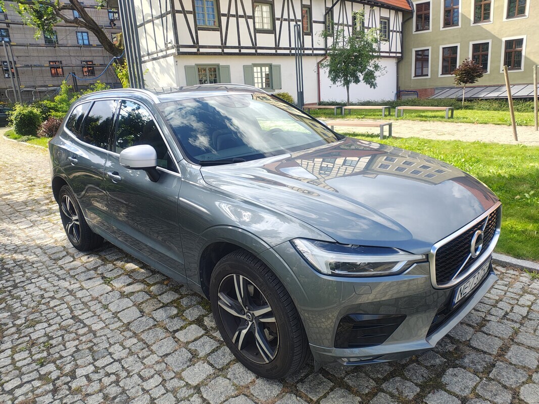 Elbląg Sprzedam Volvo XC60 II generacji z 2018 roku w wersji R-Design. Kolor szarym metalik. Wersja R-Design z