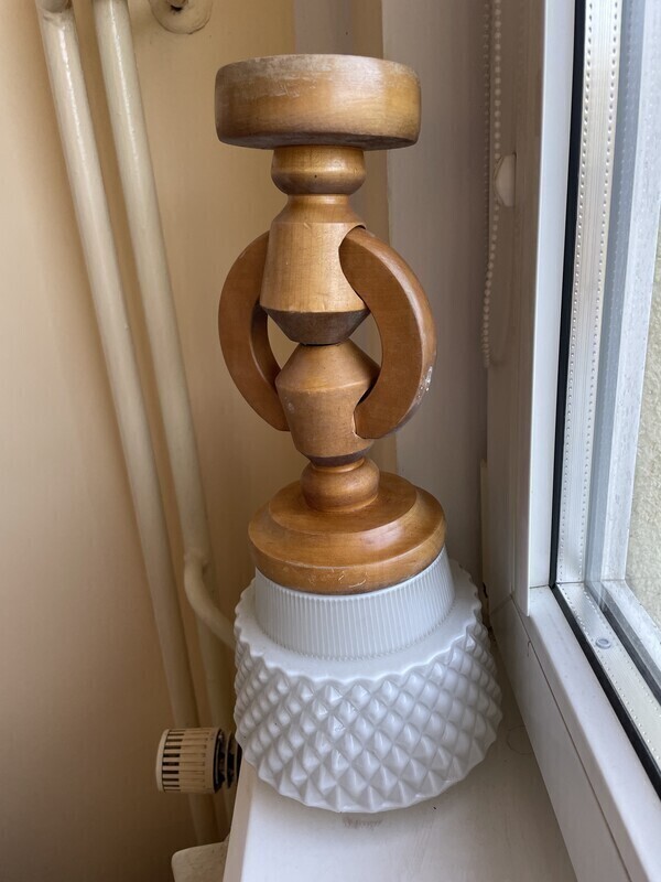 Elbląg Sprzedam lampę wiszącą  z lat 70 z elementami tłoczonymi z drewna. 
Cena do negocjacji.