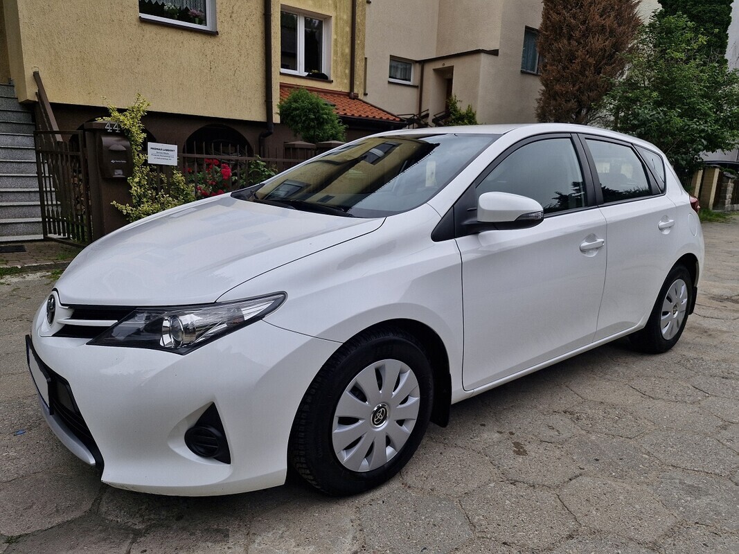 Elbląg Toyota Auris1.4 DieselModel 2016KlimatyzacjaŚwiatła LEDKupiona w Polskim Salonie