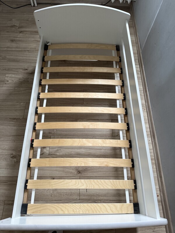 Elbląg Używane pojedyncze łóżko dziecięce. Wykonane z drewna, w jasnym kolorze. Posiada drewniane szczeble,