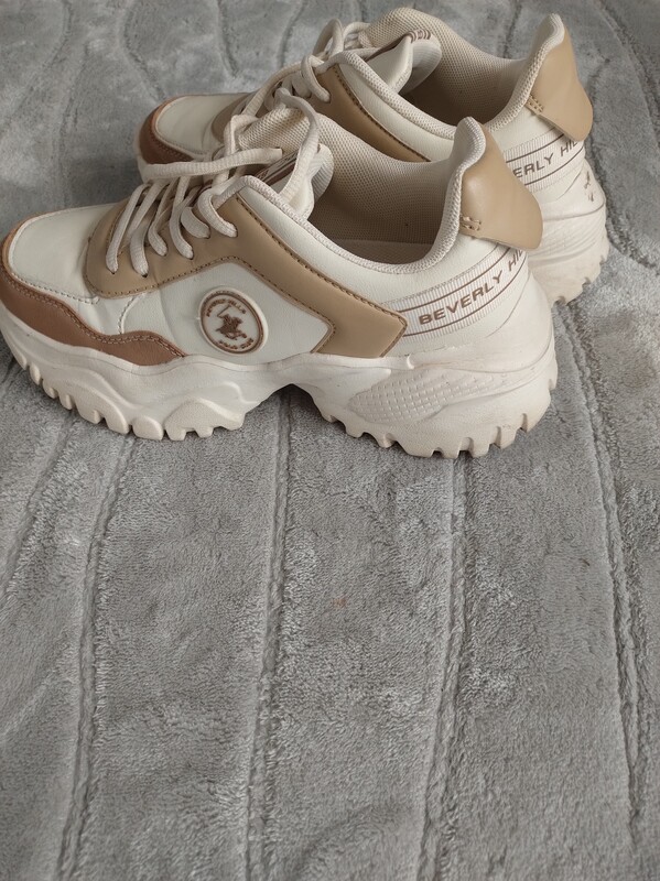 Elbląg Obuwie roz. 38
Beverly Hills Polo Club. Podeszwa piankowa- nic się nie odkleja i żadnych przestać nie ma. 
W