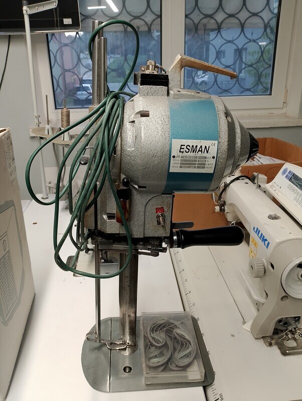 Elbląg Widoczny na zdjęciu przedmiot to pionowy nóż krojczy, zwany również krajarką pionową, marki ESMAN. Jest to